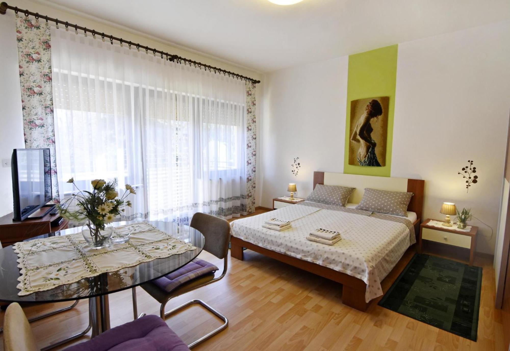 With A Parking Space - 22482 Umag